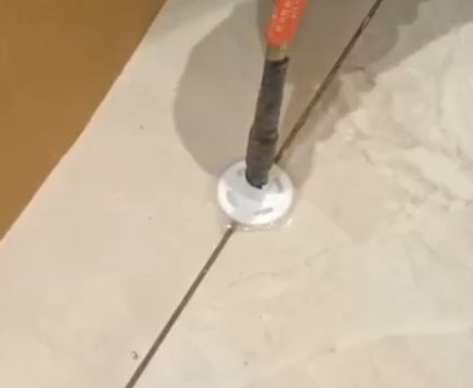 汕尾瓷砖空鼓维修公司专业解答瓷砖在铺贴过程中，如果没有涂抹均匀到位的粘结材料（如水泥砂浆或瓷砖胶），可能会导致以下问题